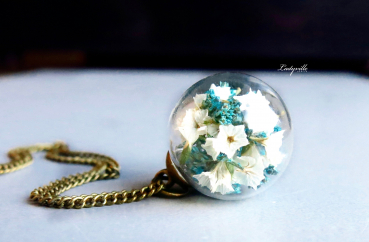 Kette - Echte Blüten in Glaskugel, weiß und blau